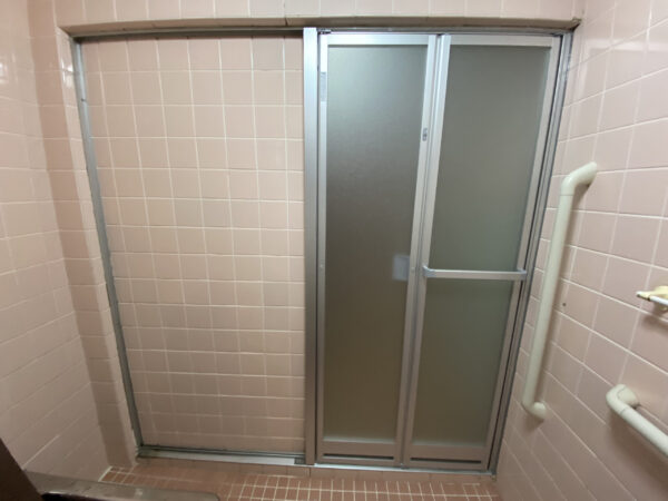 浴室のガラス引戸を樹脂パネル折戸に取替で快適度が上がった イメージ画像